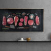 Tableau de décoration boucherie en plexiglas MOderne boucherie avec une variété de morceaux de viande et des accessoires de boucher.