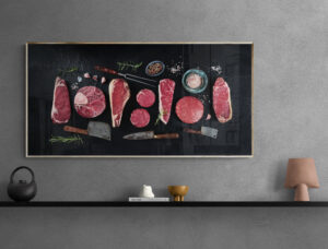 Tableau de décoration boucherie en plexiglas MOderne boucherie avec une variété de morceaux de viande et des accessoires de boucher.