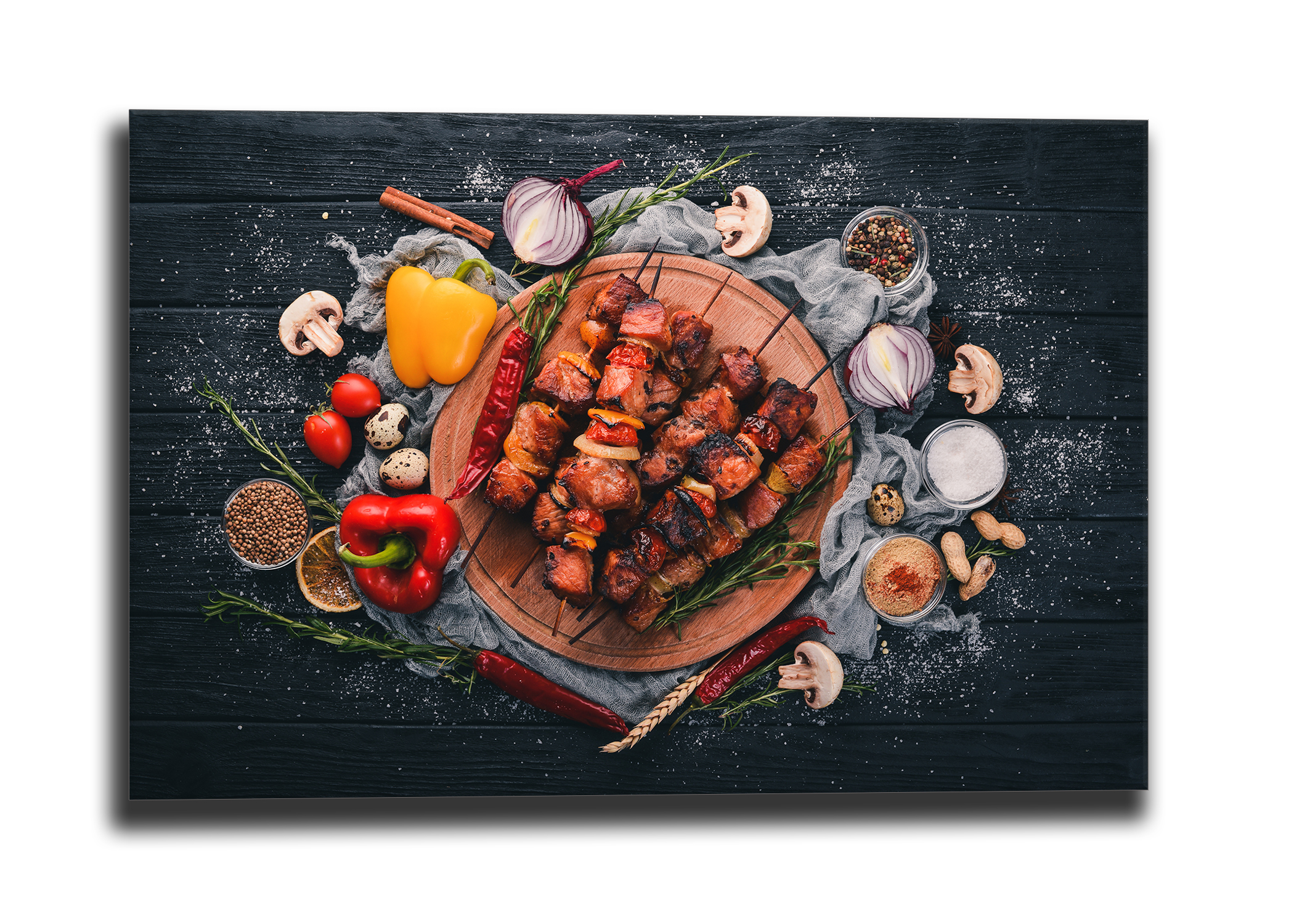 brochettes de viande grillée avec légumes et épices sur tableau décoration boucherie