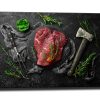tableau-decoration-boucherie-viande-sur-ardoise.jpg Tableau décoration boucherie – viande rouge sur ardoise avec herbes et couteau