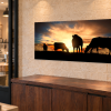 Bovins au soleil couchant — 90 × 39 cm — Plexiglas — Perspective Bovins au soleil couchant — tableau panoramique 90 × 39 cm en Plexiglas, vue en perspective. Mise en situation indicative.