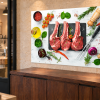Côtes de bœuf sur ardoise — 90 × 60 cm — Plexiglas, vue en perspective dans une boucherie. Mise en situation indicative.